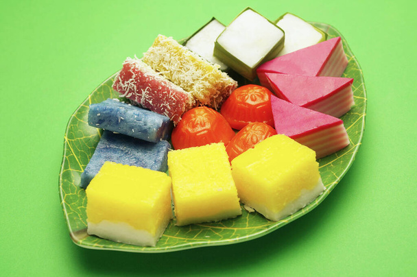 Традиційні малайські цукерки та десерти. - Фото, зображення