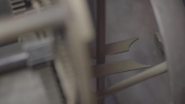 Makro záběr starožitných vinobraných hodin s kyvadlem v pohybu - Záběry, video