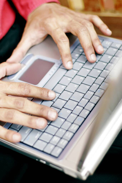 Liikemies käyttää kannettavaa tietokonetta. lähikuva näkymä
 - Valokuva, kuva
