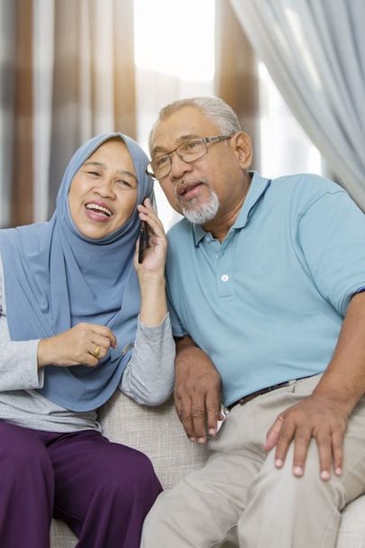 Oudere echtpaar aan de telefoon - Foto, afbeelding