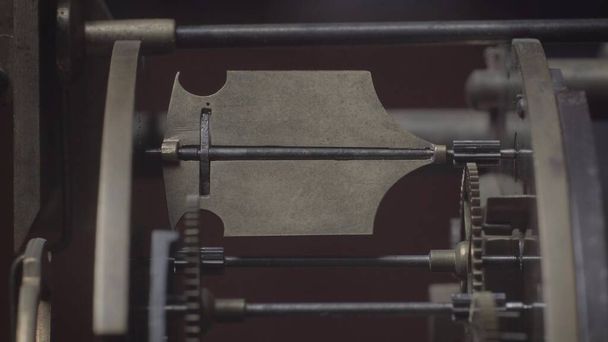 Vnitřní pohled makro záběr starožitných historických hodin s detailním vyobrazením pohybu mechanizmu tik-tock, otáčení ozubených kol a doby úderu hodin, zvonění, zvonění. - Fotografie, Obrázek