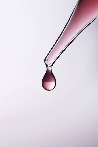 Pipette with drop of liquid - 写真・画像