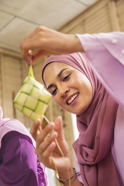 Muslim woman with ketupats - Фото, изображение
