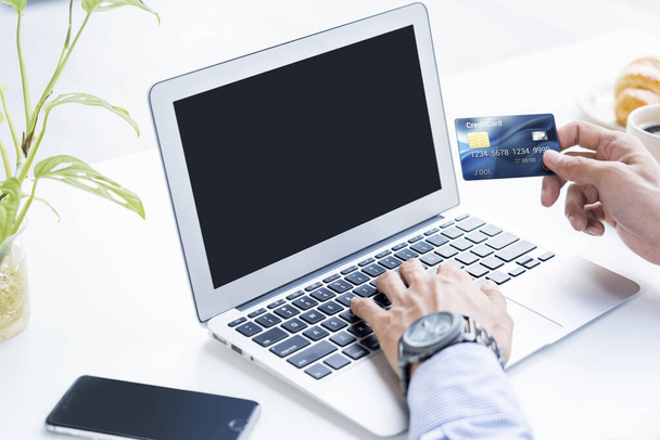 Hombre sosteniendo una tarjeta de crédito para compras en línea
 - Foto, imagen