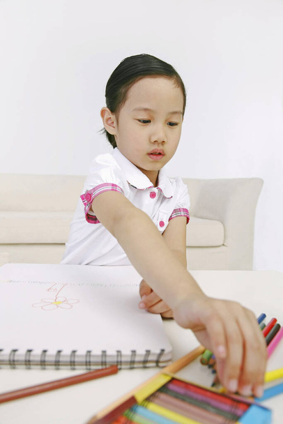 Girl drawing on sketchbook - Fotografie, Obrázek