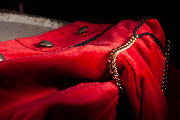 dekorativní červený materiál na starém bubnu - Fotografie, Obrázek