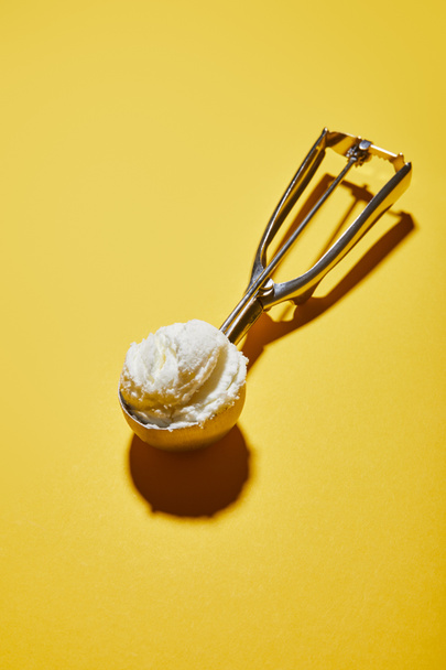 bola de sorvete saborosa fresca em colher no fundo amarelo
 - Foto, Imagem