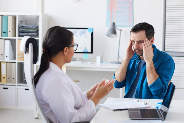 Patient complaining on headache - Фото, изображение