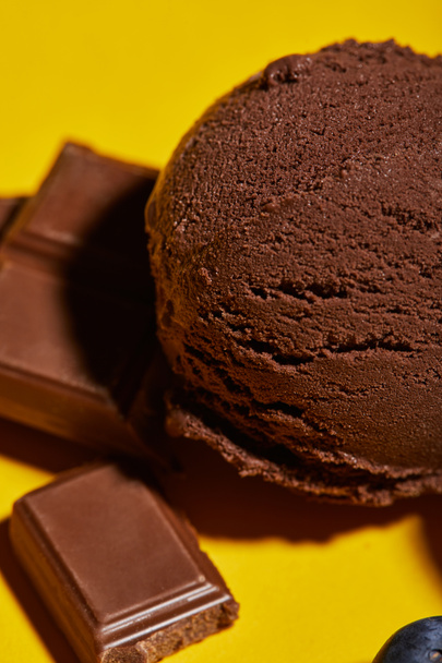 vista de cerca de sabroso helado marrón con arándanos y chocolate
 - Foto, imagen