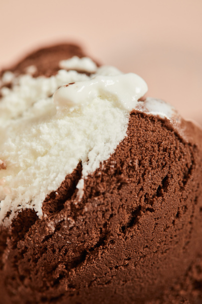 lähikuva maukasta ruskea ja valkoinen jäätelö vaaleanpunainen tausta
 - Valokuva, kuva