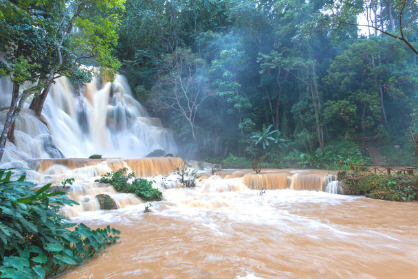 Kuang si caduta d'acqua a Luang prabang, Laos
. - Foto, immagini