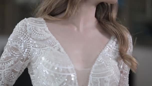 κομψή ξανθιά νύφη σε στενό νυφικό με λαιμόκοψη - Πλάνα, βίντεο
