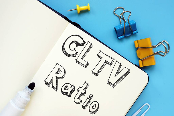 Geschäftskonzept zum Combined Loan-to-Value Ratio CLTV Ratio mit Beschriftung auf dem Blatt. - Foto, Bild