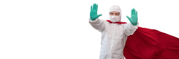 Lékař v kostýmu superhrdiny stojí na obranu proti virové pandemii. - Fotografie, Obrázek