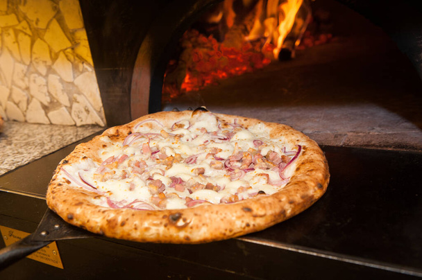 сделать настоящую итальянскую пиццу Маргарита. пицца только что вышла из духовки
 - Фото, изображение