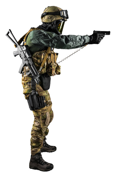 Żołnierz trzymający karabin szturmowy. Mundur odpowiada specjalnym służbom Federacji Rosyjskiej. Postrzelony w studio. Odizolowana ścieżką wycinania na białym tle - Zdjęcie, obraz