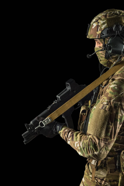 Soldado sosteniendo rifle de asalto. Uniforme se ajusta a los servicios especiales de la Federación Rusa. Grabado en el estudio. Aislado con ruta de recorte sobre fondo negro
 - Foto, Imagen