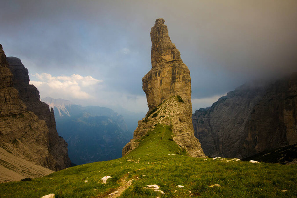 Der Campanile di Val Montanaia ist ein Felsenturm umgeben von den Bergen im Friaul, Italien - Foto, Bild