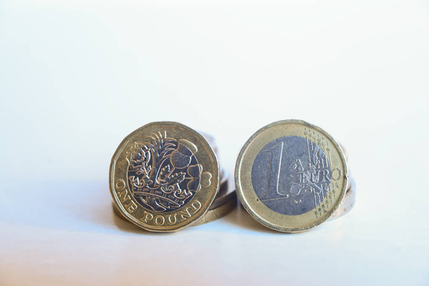 ユーロ硬貨とポンド硬貨、ユーロ対ポンド - 写真・画像