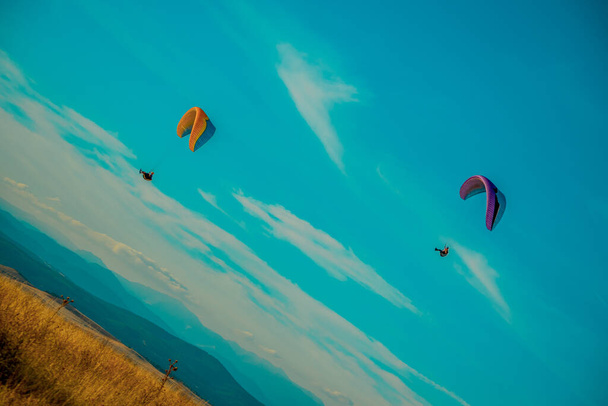 Paragliden met zonsondergang lucht en wolken - Foto, afbeelding