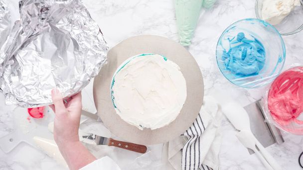 Apilar capas de pastel para crear la torta redonda de vainilla de tres capas. - Foto, Imagen