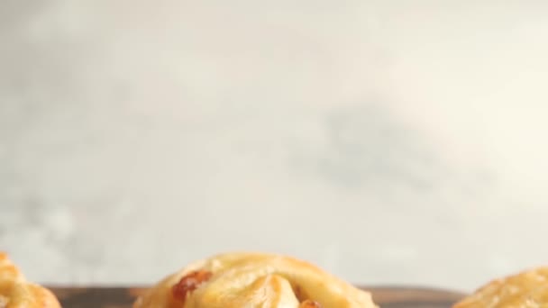 Bollos de remolino dulce con pasas para el desayuno - Metraje, vídeo