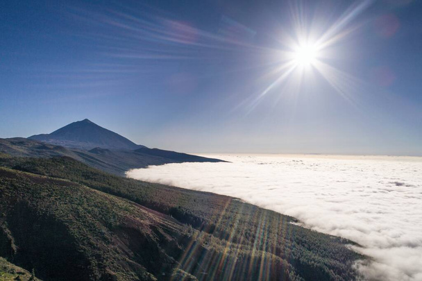 Teide Ulusal Parkı üzerindeki bulutlar Tenerife Adası Kanarya Adaları - Fotoğraf, Görsel