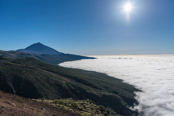 Teide Ulusal Parkı üzerindeki bulutlar Tenerife Adası Kanarya Adaları - Fotoğraf, Görsel