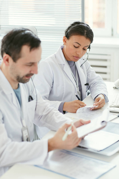 Dokters die papierwerk doen - Foto, afbeelding