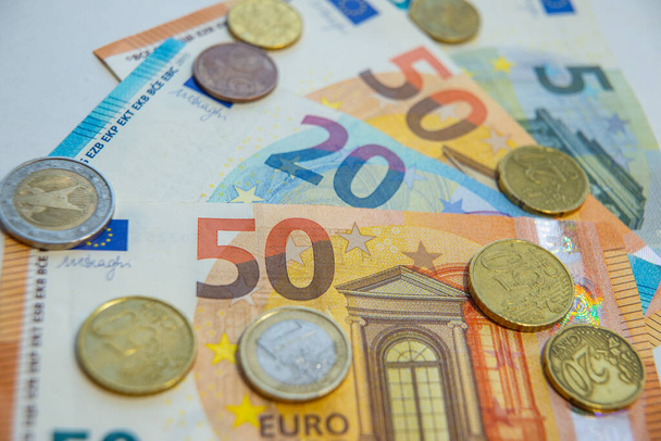 ユーロ紙幣・硬貨ユーロの価値 - 写真・画像