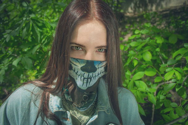 Porträt eines positiven kaukasischen Mädchens mit farbiger Gesichtsschutzmaske. - Foto, Bild