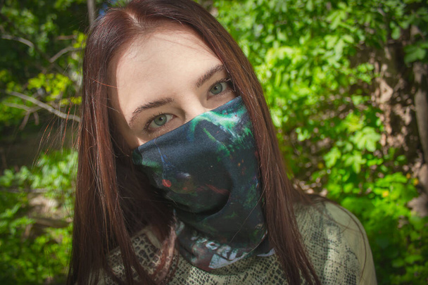 Retrato de menina branca positiva com máscara protetora facial de cor
. - Foto, Imagem