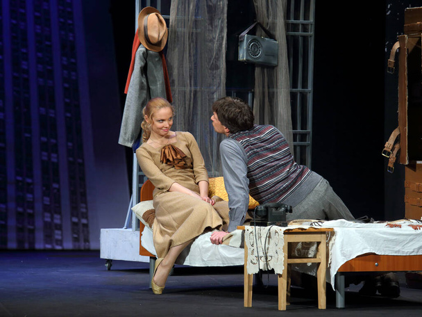 Nadym, RUSSIA-APRIL 06, 2014: Tatyana Arntgolts as Hitel and Gregory Antipenko in the role of Jerry in the play Two for the seesaw. Modern Theatre Entreprise - Foto, Imagen