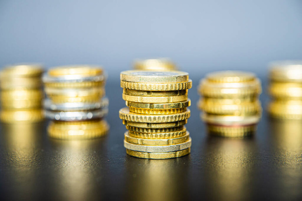 Στοίβες κερμάτων ευρώ σε σκούρα επιφάνεια - Φωτογραφία, εικόνα