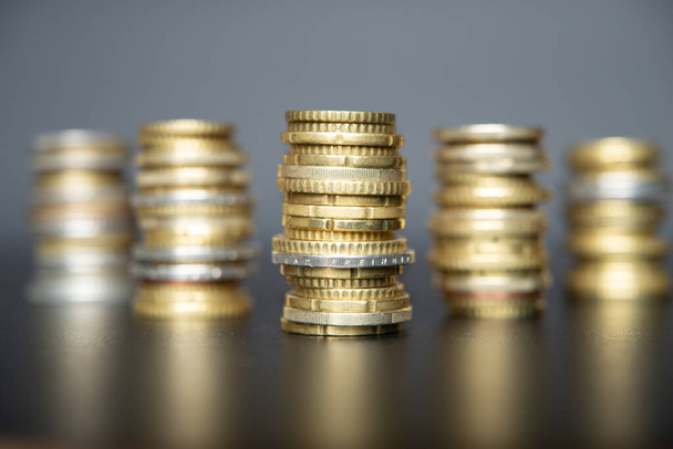 Euroérmék halom sötét felületen - Fotó, kép