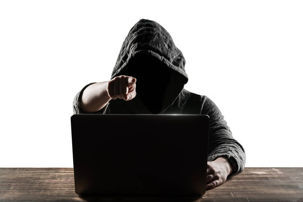 Hacker frente a su computadora. Cara oscura. Aislado sobre fondo blanco
 - Foto, Imagen