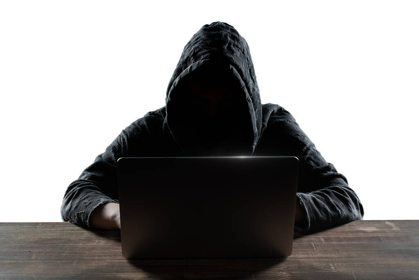 Hacker frente a su computadora. Cara oscura. Aislado sobre fondo blanco
 - Foto, imagen