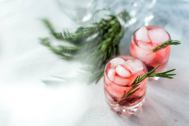 Boissons rafraîchissantes en été cocktails dans des verres avec de la glace. De la limonade maison. Espace de copie
 - Photo, image