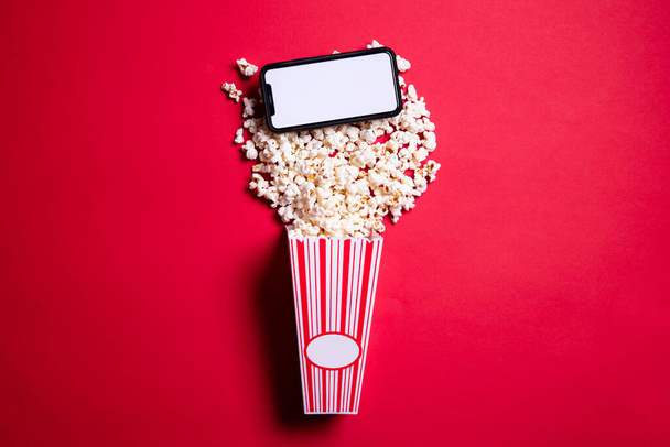 LONDON, UK - MAY 14 2020: Apple iphone blank screen with cinema popcorn - Foto, immagini