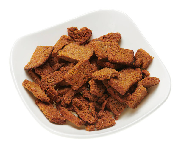 rogge crackers, kleine gedroogde stukjes brood met specerijen, heerlijk fastfood geïsoleerd op witte achtergrond - Foto, afbeelding