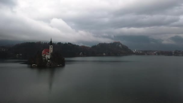 Strzela z drona. Latanie nad jeziorem Bled w Słowenii. 4k - Materiał filmowy, wideo