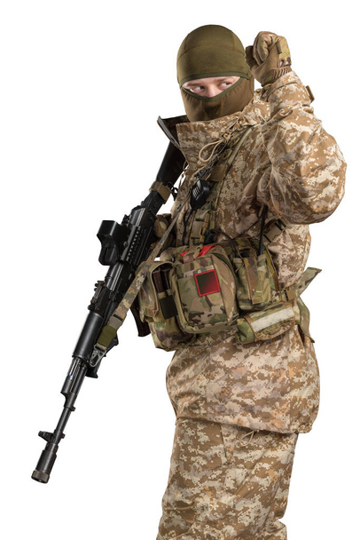 Один солдат держит штурмовую винтовку. Форма соответствует подразделению российских спецподразделений Альфа-группы ФСБ. Застрелен в студии. Изолированный с вырезанием пути на белом фоне
 - Фото, изображение
