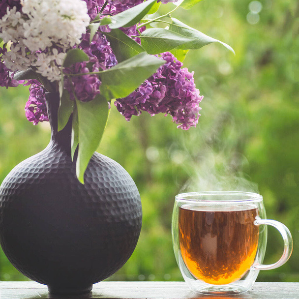 Цветущие весенние сиреневые цветы и горячий чай. Весенний фон
 - Фото, изображение