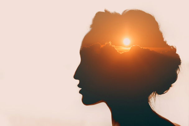Vrouw met zon boven wolken in haar hoofd - Foto, afbeelding