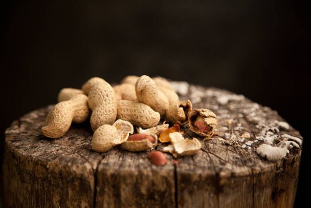 Amendoim ou amendoim na madeira, rústico
 - Foto, Imagem