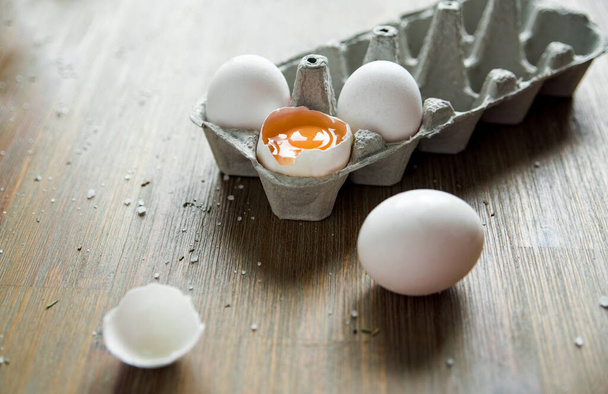 Tuzlu tepside taze çiğ yumurta. Ahşap arka plan.. - Fotoğraf, Görsel