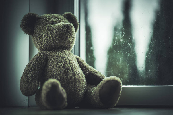 Deserted Toy Teddy Bear On Windowsill Left Behind After Child Went Missing.  - Zdjęcie, obraz