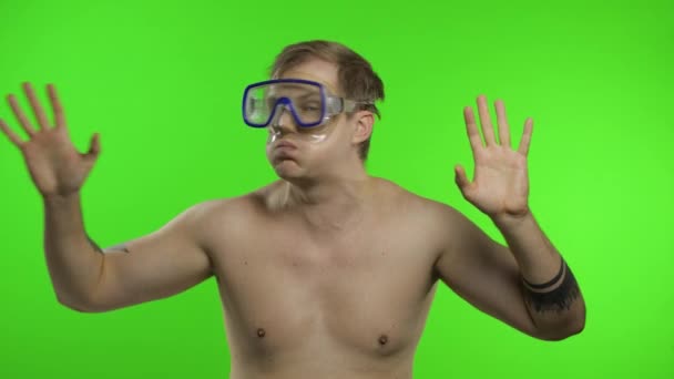 Эмоциональный мужчина без рубашки турист в подводной маске на хрома ключевых фоне
 - Кадры, видео
