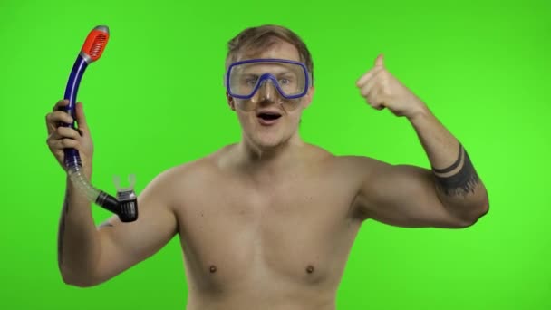Érzelmi félmeztelen férfi turista víz alatti maszk chroma kulcs háttér - Felvétel, videó