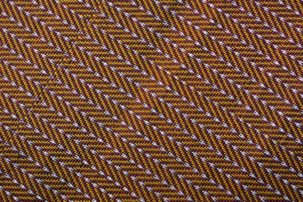 Πλαστικό υφαντό χαλί σε καφέ χρώμα μοτίβο μοτίβο φόντο. - Φωτογραφία, εικόνα